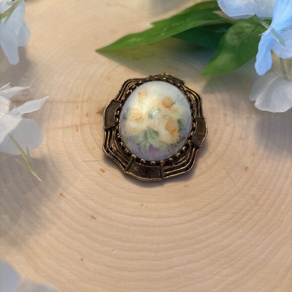 Vintage Hand-Painted Porcelain Floral Brooch – Signed J. Pareda 1930s - Picture 2 of 10